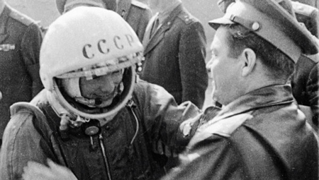 Nhà du hành vũ trụ Gagarin (bìa trái) thực hiện thành công chuyến bay đầu tiên của nhân loại vào không gian, ngày 12-4-1961.